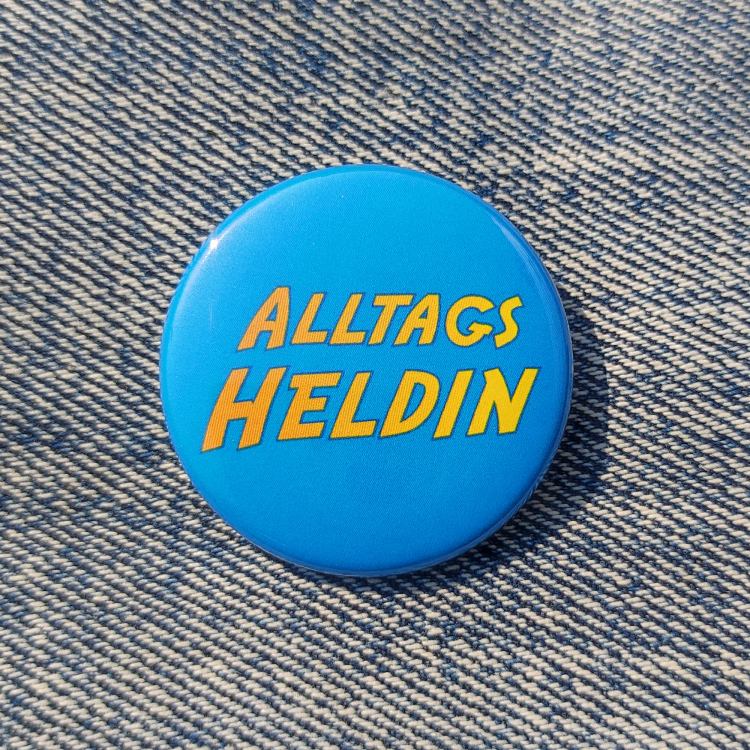 Ansteckbutton Alltagsheldin auf Jeans